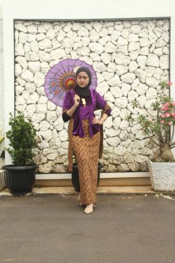 Geleneksel Endonezya ketupası giyen Asyalı kadın portresi