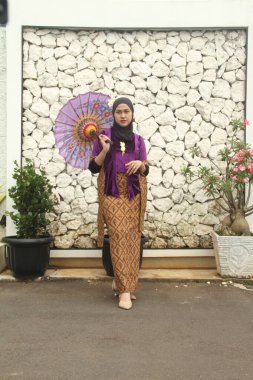 Geleneksel elbise giyen güzel Asyalı kadının portresi.