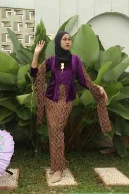 Geleneksel java tarzında güzel bir kadın.