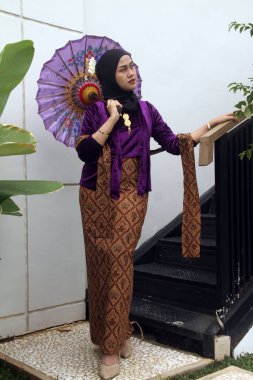 Geleneksel java tarzında güzel bir kadın.