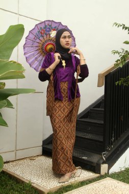 Geleneksel Thai elbiseli Asyalı kadın portresi