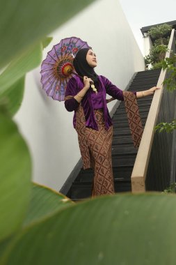 Geleneksel şemsiyeli genç kadın