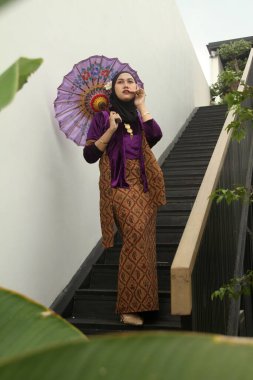 Geleneksel Tayland kıyafetleri giyen güzel bir kadın.