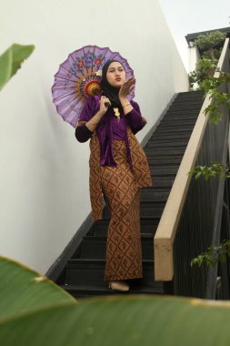 Geleneksel giysili genç kadın portresi