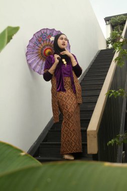 Tipik bir elbise giyen güzel genç bir kadın.