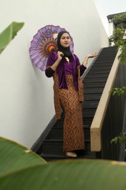 Başörtüsü olan güzel genç bir kadının portresi