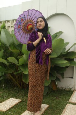 Fularlı ve şapkalı güzel Müslüman kadının portresi.