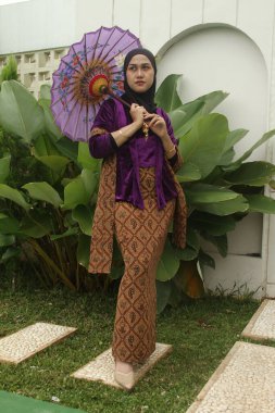 Geleneksel kıyafetler içinde güzel bir genç kız.