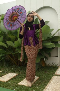 Endonezya 'da geleneksel giysili güzel Asyalı kadın portresi