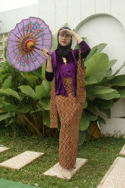 Geleneksel kostümlü genç Müslüman kadın.