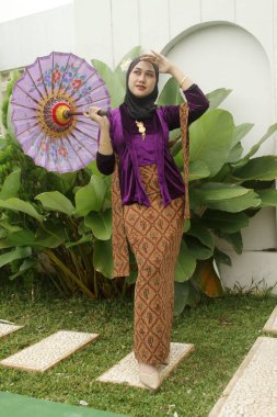 Geleneksel kıyafetler giyen Asyalı Müslüman kadınlar