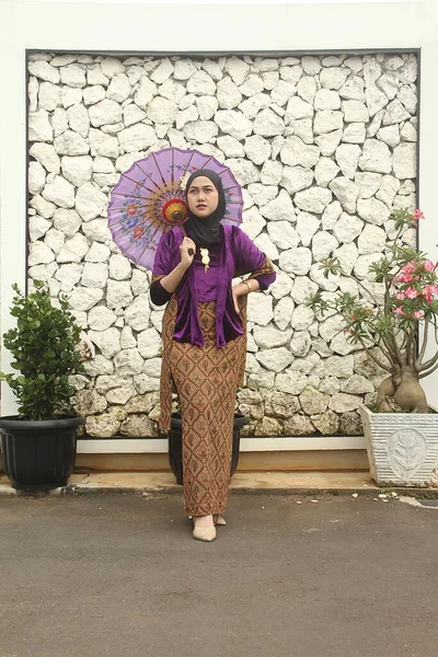 Geleneksel java tarzında güzel bir kadın.