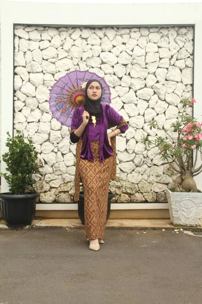 Geleneksel java tarzında güzel bir kadın.