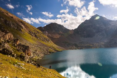 Turistik bir dağ gölü arka plan üzerinde