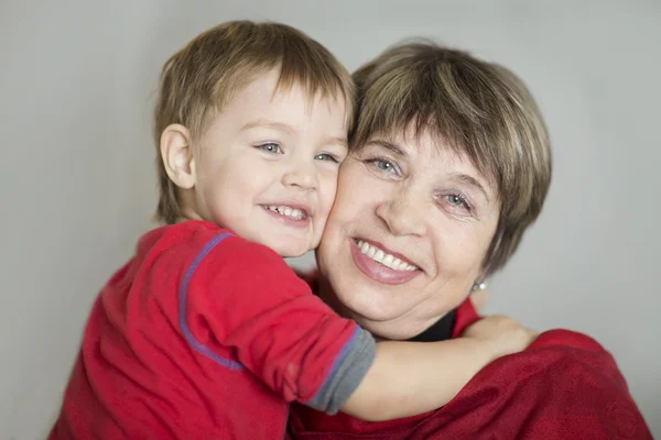 Schöner kleiner Junge mit seiner Großmutter, die Spaß hat — Stockfoto