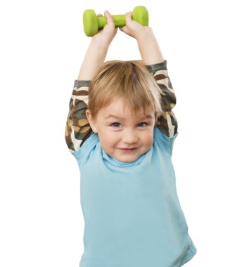 Çocuk bir dumbbell beyaz bir arka plan üzerine kaldırdı.