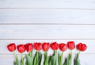 Lale ile ileti için yer ahşap arka plan üzerinde satır.