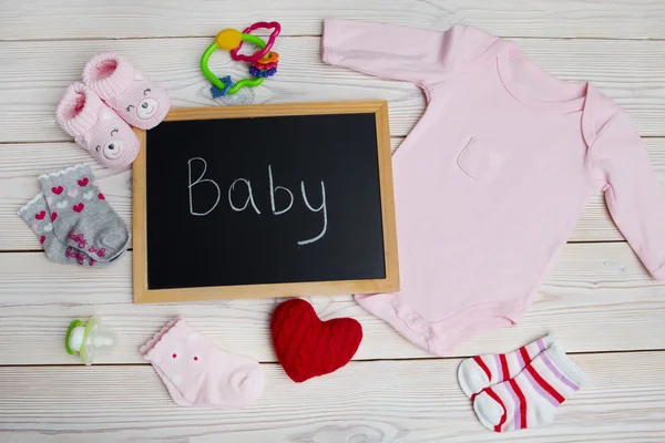 女の赤ちゃんのファッション流行のピンクのもののトップ ビュー設定 — ストック写真