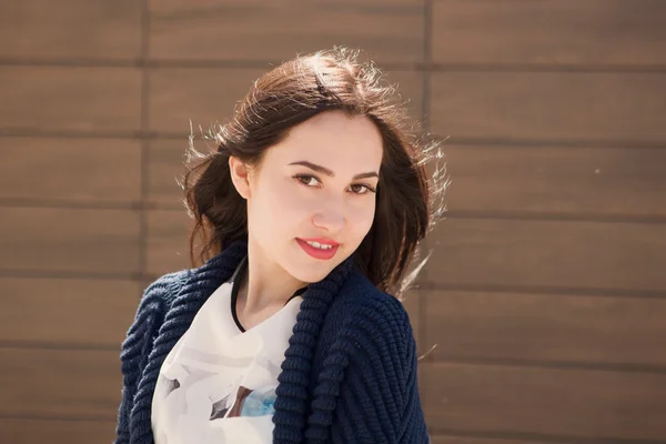 Precioso retrato de una mujer muy sonriente pasea por la ciudad —  Fotos de Stock