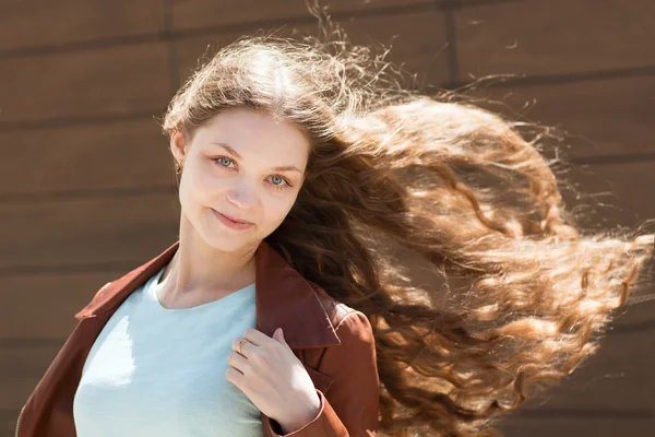 Retrato de mujer bastante sonriente pasea por la ciudad — Foto de Stock