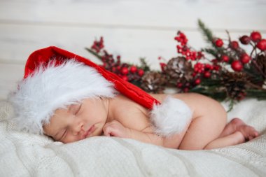 Noel Baba şapkası yakın içinde şirin yeni doğan bebek uyur