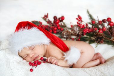 Noel Baba şapkası yakın içinde şirin yeni doğan bebek uyur