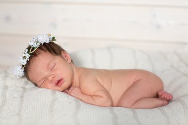 Battaniyenin üzerinde uyuyan yeni doğmuş bebek