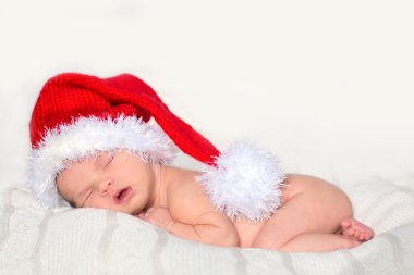 Noel Baba şapkası yakın içinde şirin yeni doğan bebek uyur