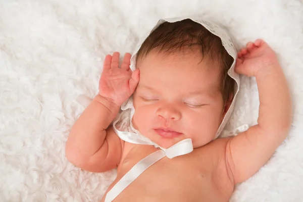 Pasgeboren baby in een hoed op een deken te slapen — Stockfoto