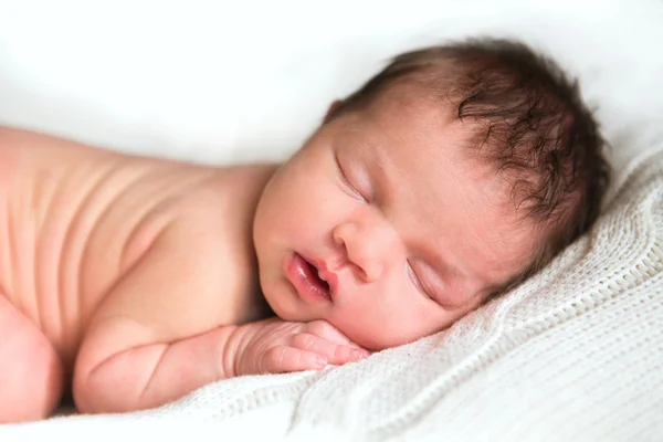 Маленька новонароджена дитина 14 днів, спить — стокове фото