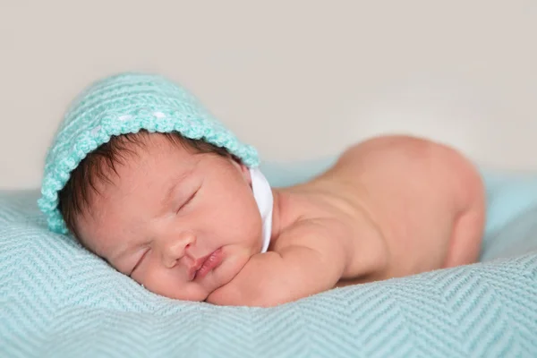 Bebê recém-nascido dormindo em um chapéu em um cobertor — Fotografia de Stock