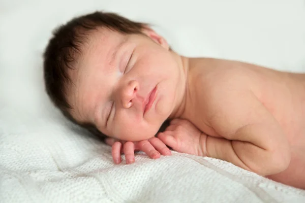 Bebé recém-nascido 14 dias, dorme — Fotografia de Stock