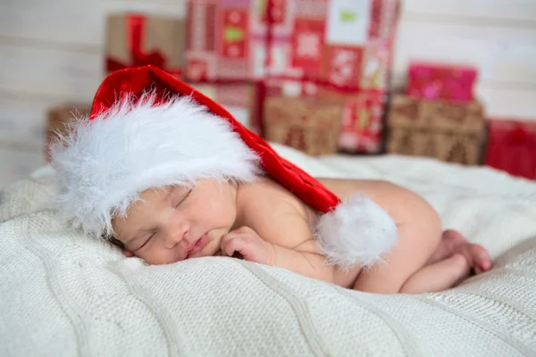 Śpiące Boże Narodzenie noworodka w Santa Claus czerwony kapelusz. — Zdjęcie stockowe