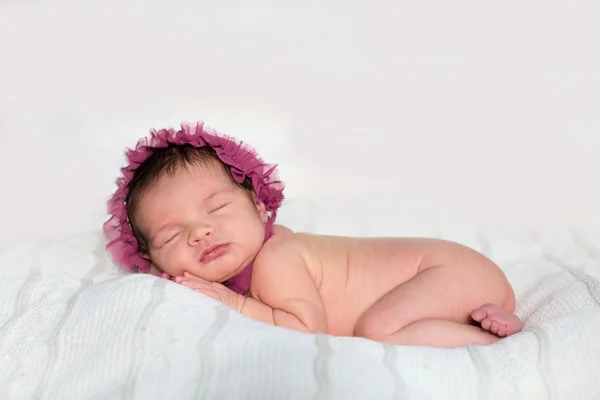Bebê recém-nascido adormecido em um cobertor — Fotografia de Stock