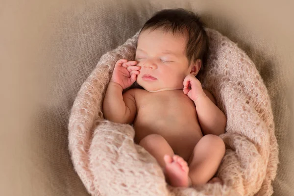 Slapende pasgeboren baby — Stockfoto