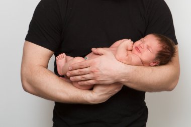 Yeni doğan bebeğin babası, ellerinde