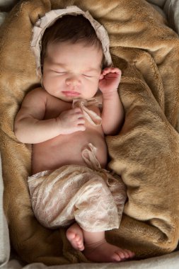 Yeni doğan bebek tahta bir sandık içinde uyku eşleşen uyku kap ile bej Çizgili Pijama giyiyor.