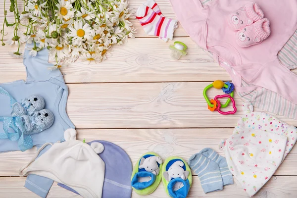 Ropa de bebé recién nacido sobre fondo de madera —  Fotos de Stock