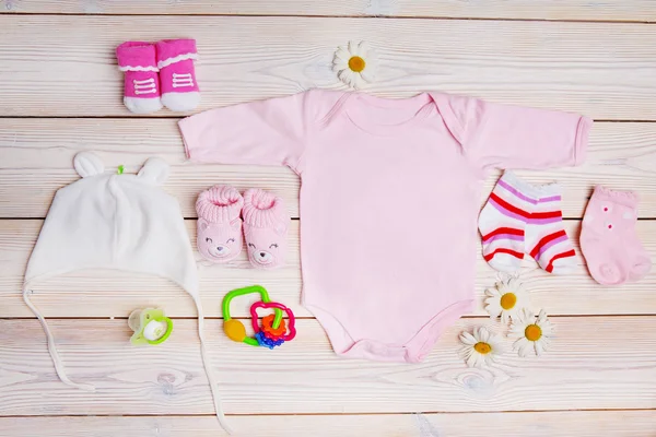 Conjunto de vista superior de moda de moda cosas de color rosa para niña, concepto de moda de bebé —  Fotos de Stock