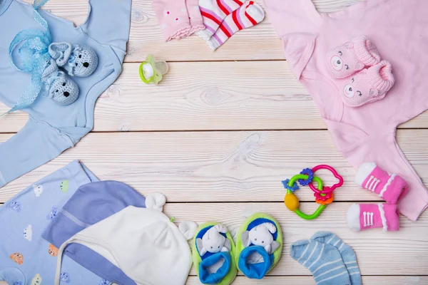 Nyfödd babykläder på trä bakgrund — Stockfoto