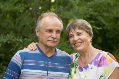 Mutlu ve üst düzey iki açık havada aşk içinde gülümseyen