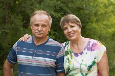 Mutlu ve üst düzey iki açık havada aşk içinde gülümseyen