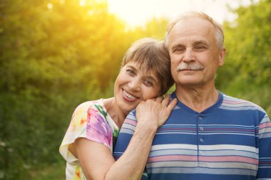 mutlu ve gülümseyen kıdemli iki aşk içinde