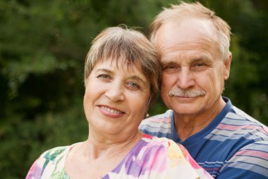 mutlu ve gülümseyen kıdemli iki aşk içinde