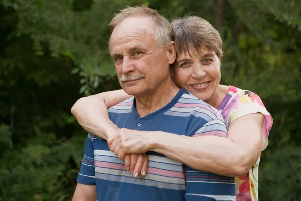 Feliz y sonriente pareja de ancianos enamorados al aire libre — Foto de Stock