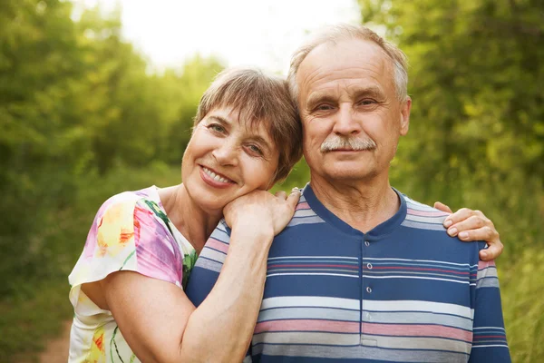 Feliz y sonriente pareja de ancianos enamorados al aire libre — Foto de Stock