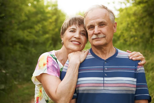 Feliz y sonriente pareja de ancianos enamorados al aire libre — Foto de Stock