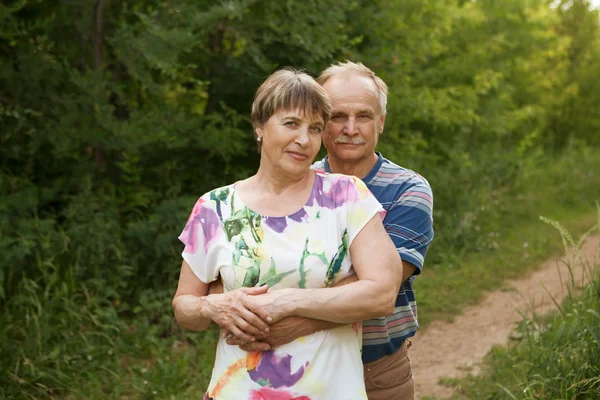 Feliz y sonriente pareja de ancianos enamorados al aire libre — Foto de Stock