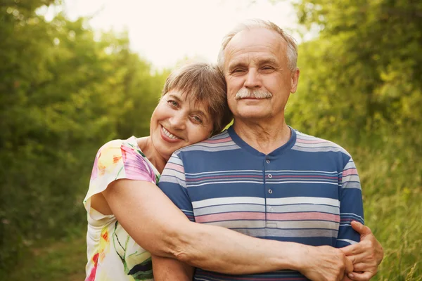 Feliz y sonriente pareja de ancianos enamorados al aire libre — Foto de Stock