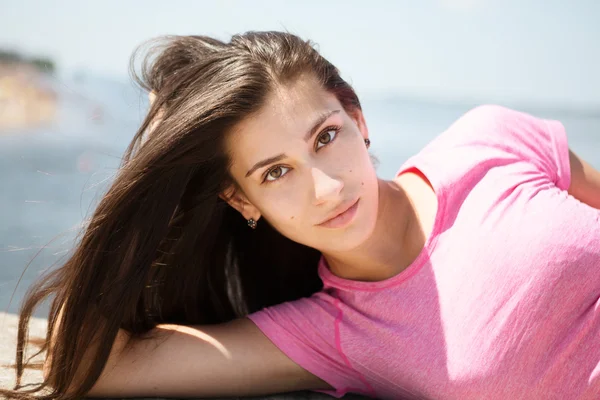 Genç kadının açık havada yaz günü içinde bir dinlenme vardır. 